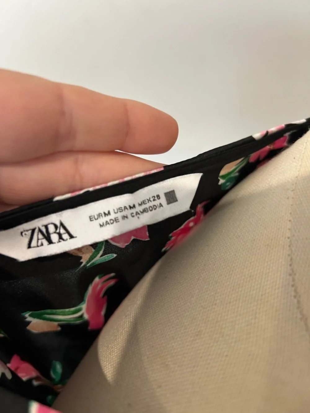 Zara‎ Black Cropped V-Neck Top with Pink Floral Print - Picture 4 of 5
